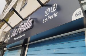 Caisson Enseigne société La Perla Noir et lettres PVC blanches