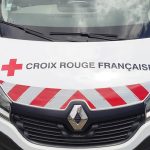 Bande réfléchissante blanche et rouge sur capot fourgon Croix Rouge française