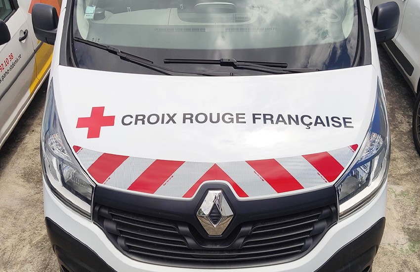 Bande réfléchissante blanche et rouge sur capot fourgon Croix Rouge française