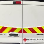 Bande réfléchissante jaune et rouge sur arrière fourgon Croix Rouge française