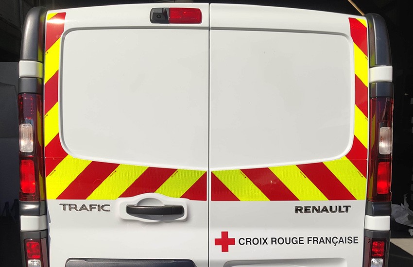 Bande réfléchissante jaune et rouge sur arrière fourgon Croix Rouge française