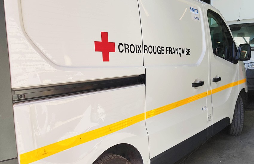 Bande réfléchissante jaune latérale fourgon Croix Rouge française