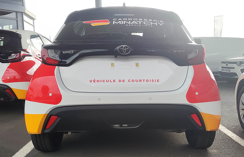 Véhicule avec un semi covering pour la société carrosserie Minatchy