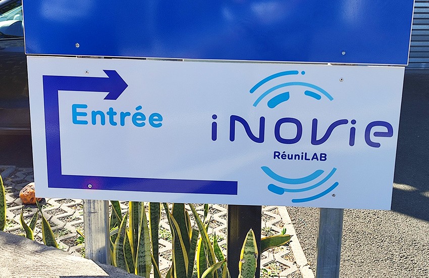 panneau directionnel entrée laboratoire médical INOVIE