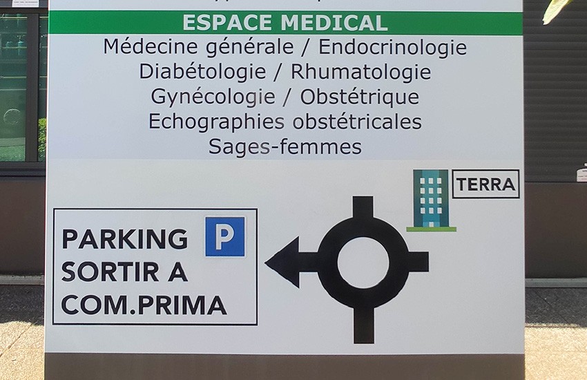 panneau directionnel centre médical TERRA