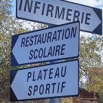 panneau directionnel routier fond blanc texte noir